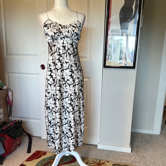 Nicole Miller Monochrome Floral Midi Dress - Picture 2 of 13